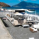 La terrazza del ristorante sulla prospiciente spiaggia della frazione Acquacalda di Lipari